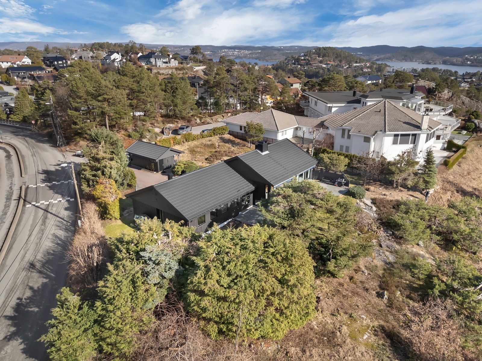 Boligen ligger flott plassert i terrenget på den romslige tomten. Galleribilde