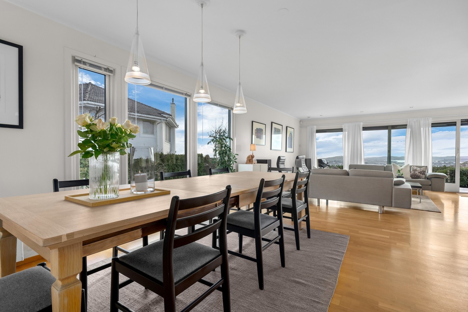 God plass til langbord "mellom" kjøkken og stue. Galleribilde