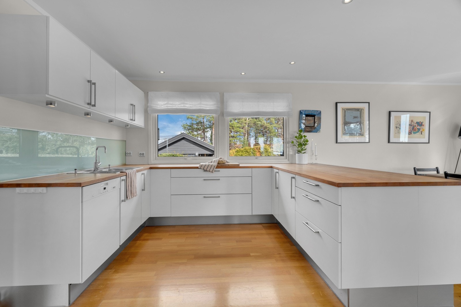 Særdeles godt med innredning og benkplass. Galleribilde