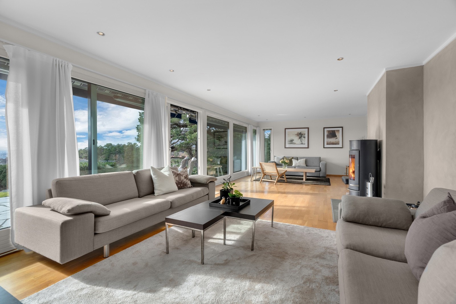 Romslig stue med god plass til flere sittegrupper. Galleribilde