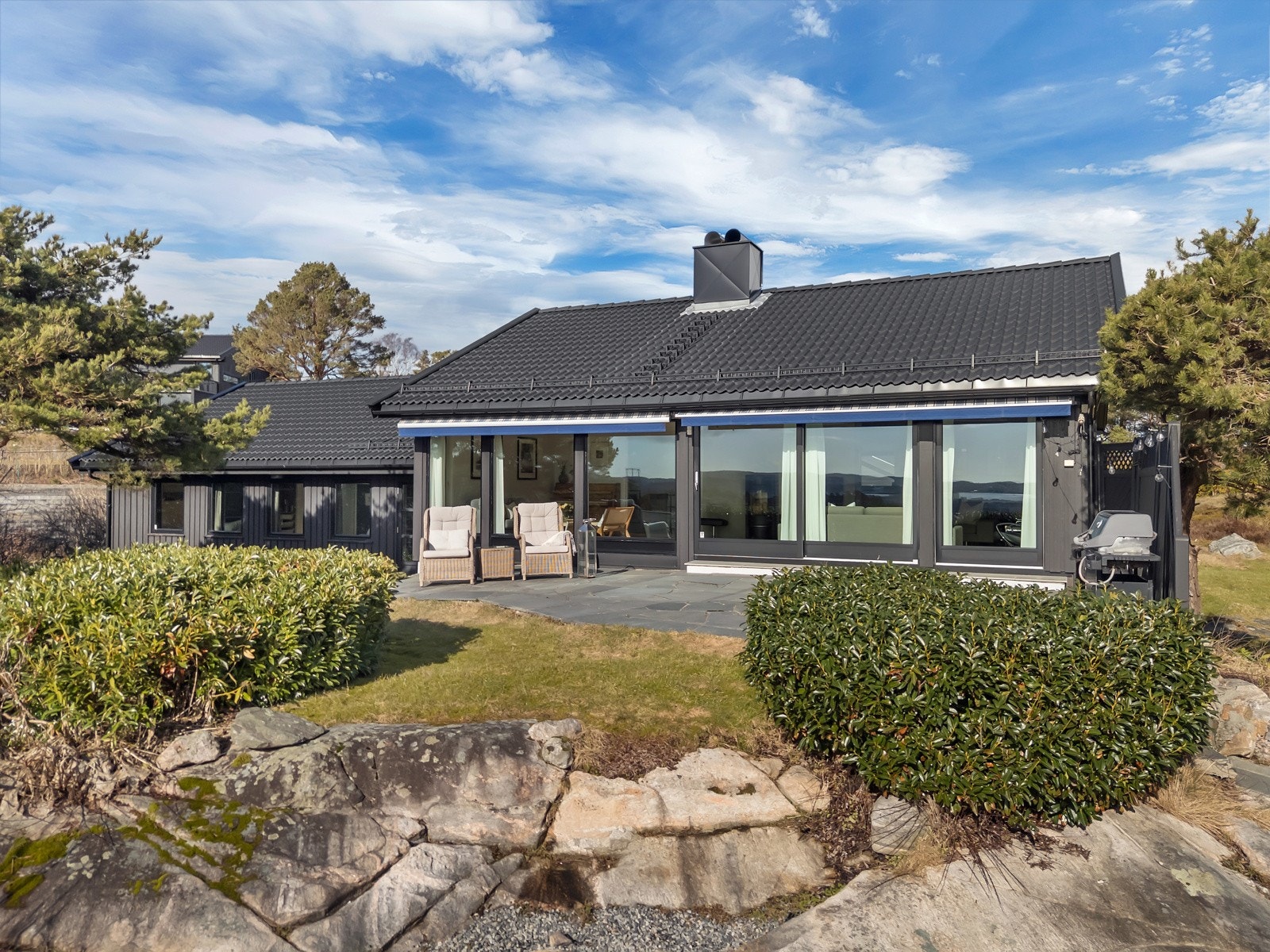 Bred, sydvestvendt fasade med store vindusflater mot den praktfulle utsikten. Galleribilde