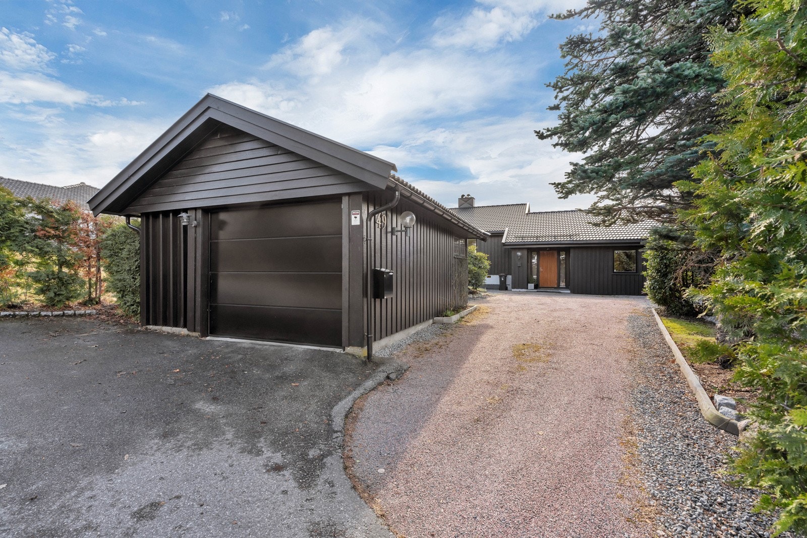 Garasje og gårdsplass. Galleribilde