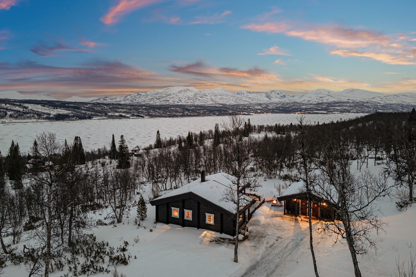 Her er man fritt og usjenert beliggende 677 m.o.h med en praktfull utsikt over dalen og mot Stugusjøen Galleribilde