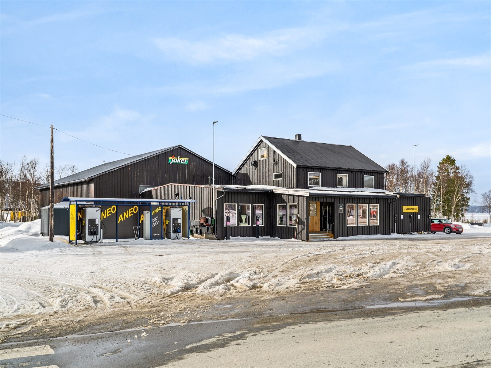 Stugusjøen, Væktarstua og Stugudal Landhandel ligger i nærheten. Ca. 1 times kjøring til Røros og Funäsdalen. Galleribilde