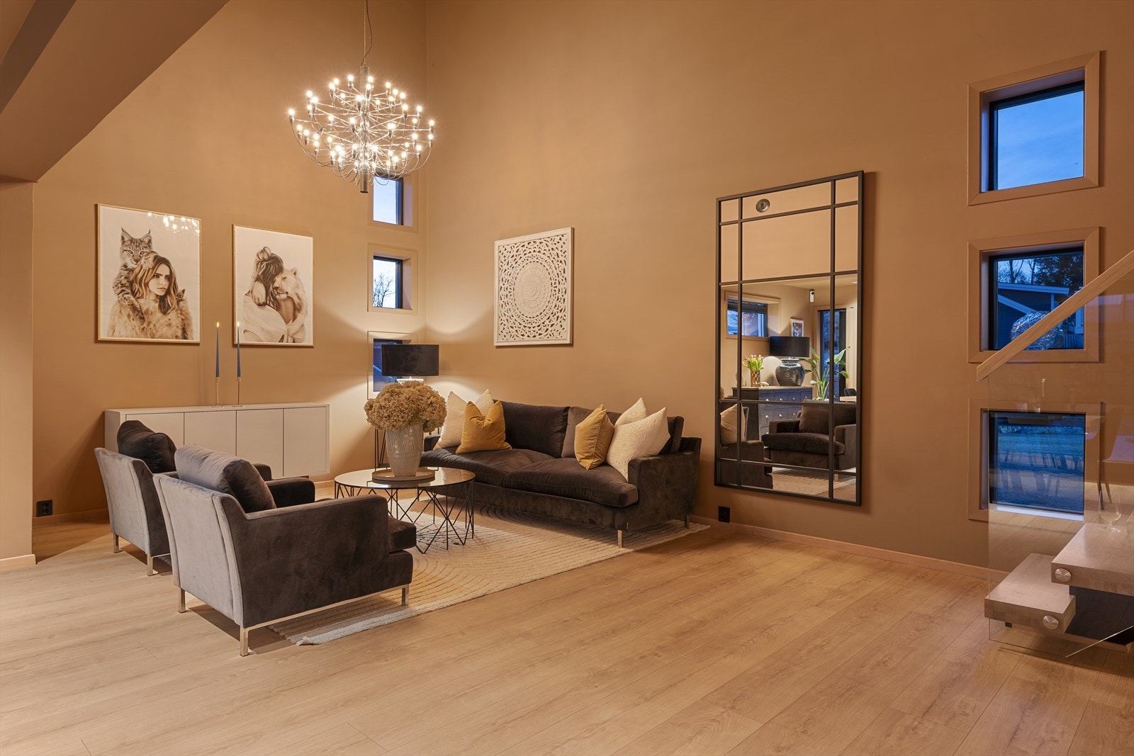 Stuen er hjertet i boligen med takhøyde langt ut over det normale og overflater som er malt i en moderne, men samtidig dempet fargetone Galleribilde