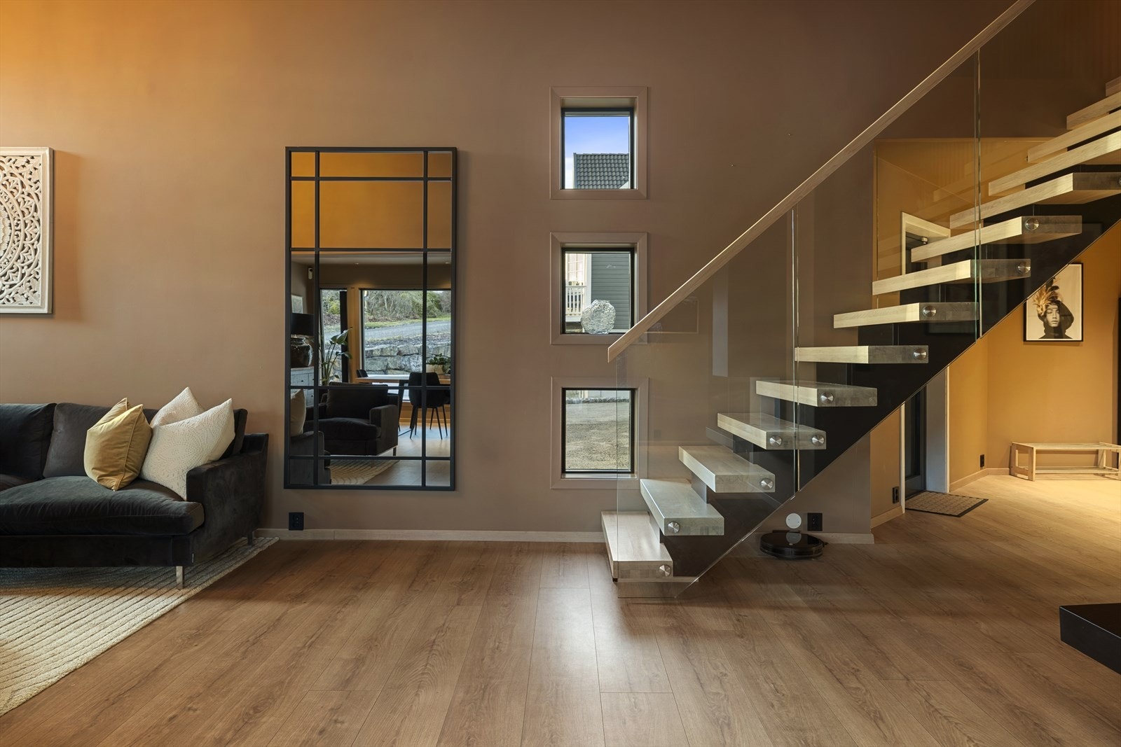 Trapp er i nyere tid flyttet og utskiftet - Dagens trapp er lekker med "svevende" trinn og rekkverk i glass Galleribilde