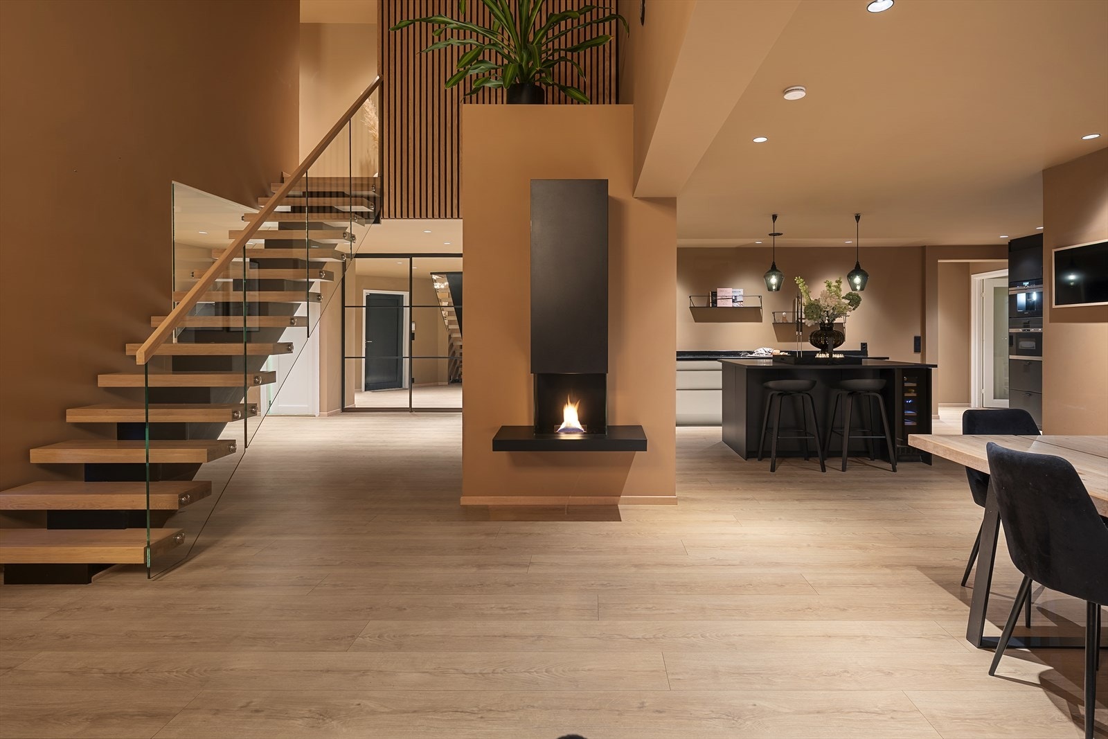 Boligen byr på behagelige funksjoner som vannbåren gulvvarme og balansert ventilasjon - Stuen har i tillegg dekor-/tenderfuel som setter stemningen Galleribilde