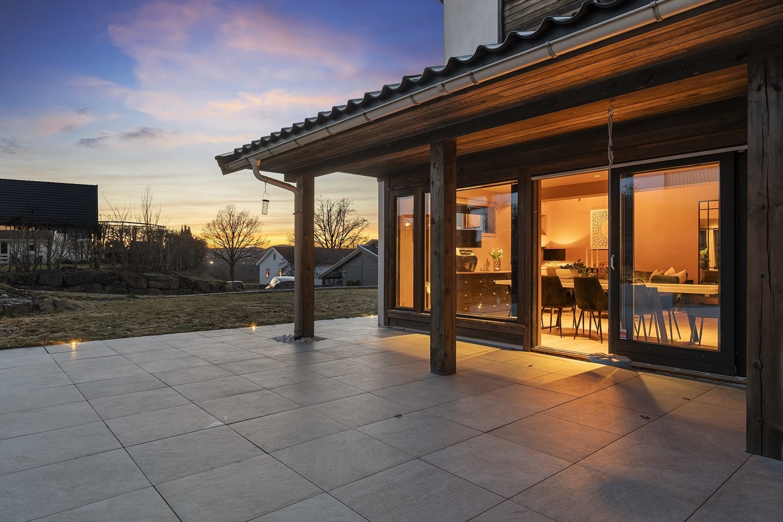 Terrassen er delvis overbygget, og eiendommen ligger godt skjermet for vær og vind. Galleribilde