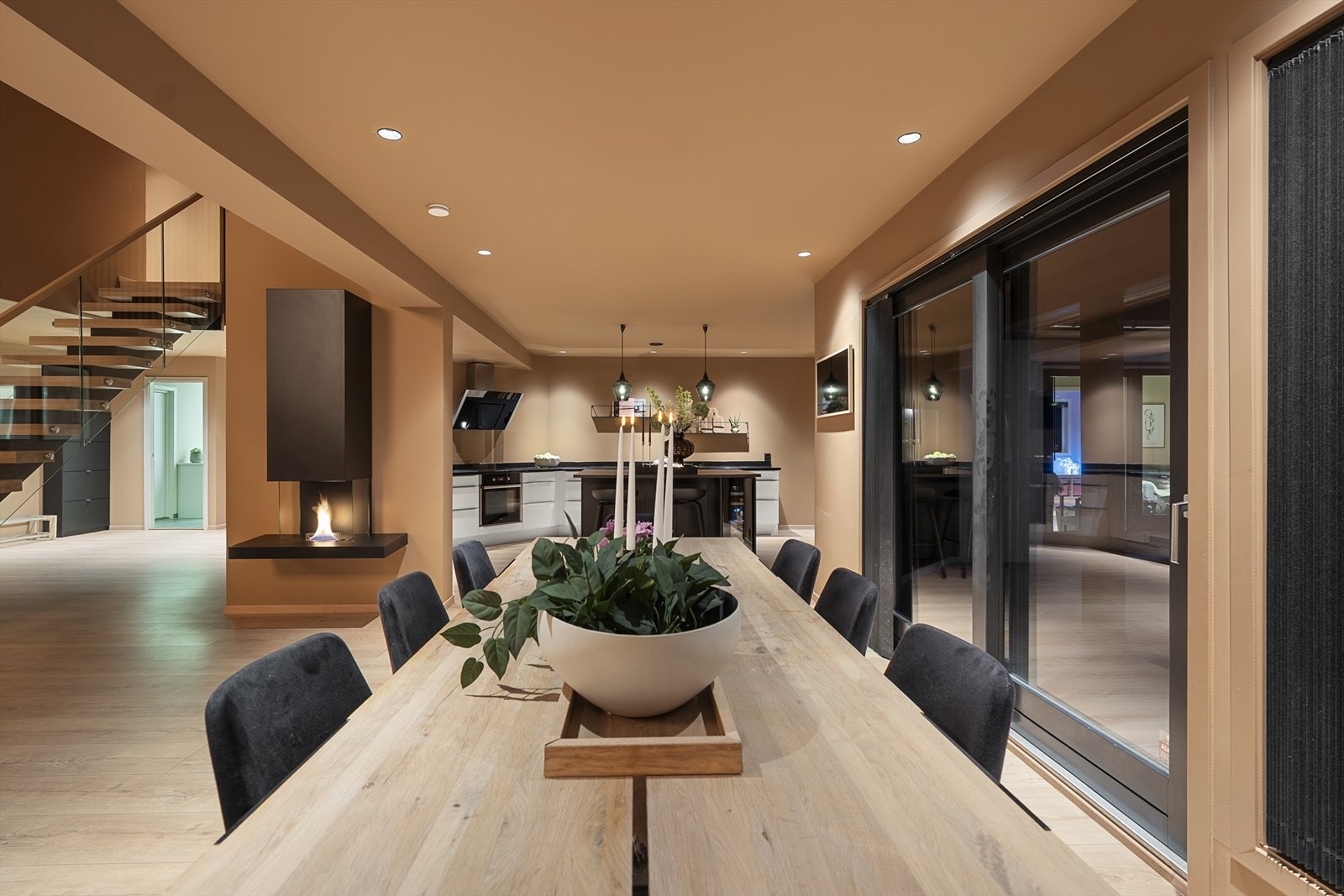 Her er det utstrakt bruk av downlights som skaper behagelig og justerbar belysning Galleribilde