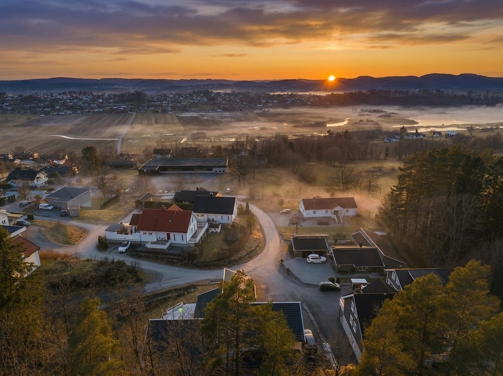 I kun 5-6 minutters radius med bil finner du Brekke barnehage, Gustavas Hage barnehage, Bratsbergkleiva skole og Gjerpen skole. Det går skolebuss både Bratsbergkleiva skole og Gjerpen skole. Sneltvedt sogner til Gjerpen skolekrets. Galleribilde