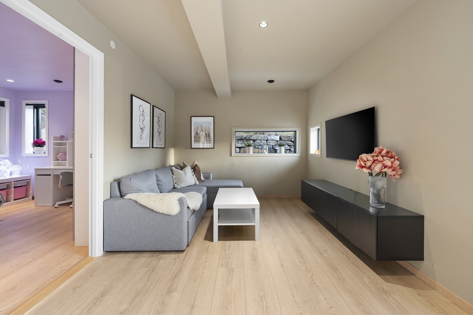 I direkte tilknytning til TV-stuen er det to romslige soverom Galleribilde