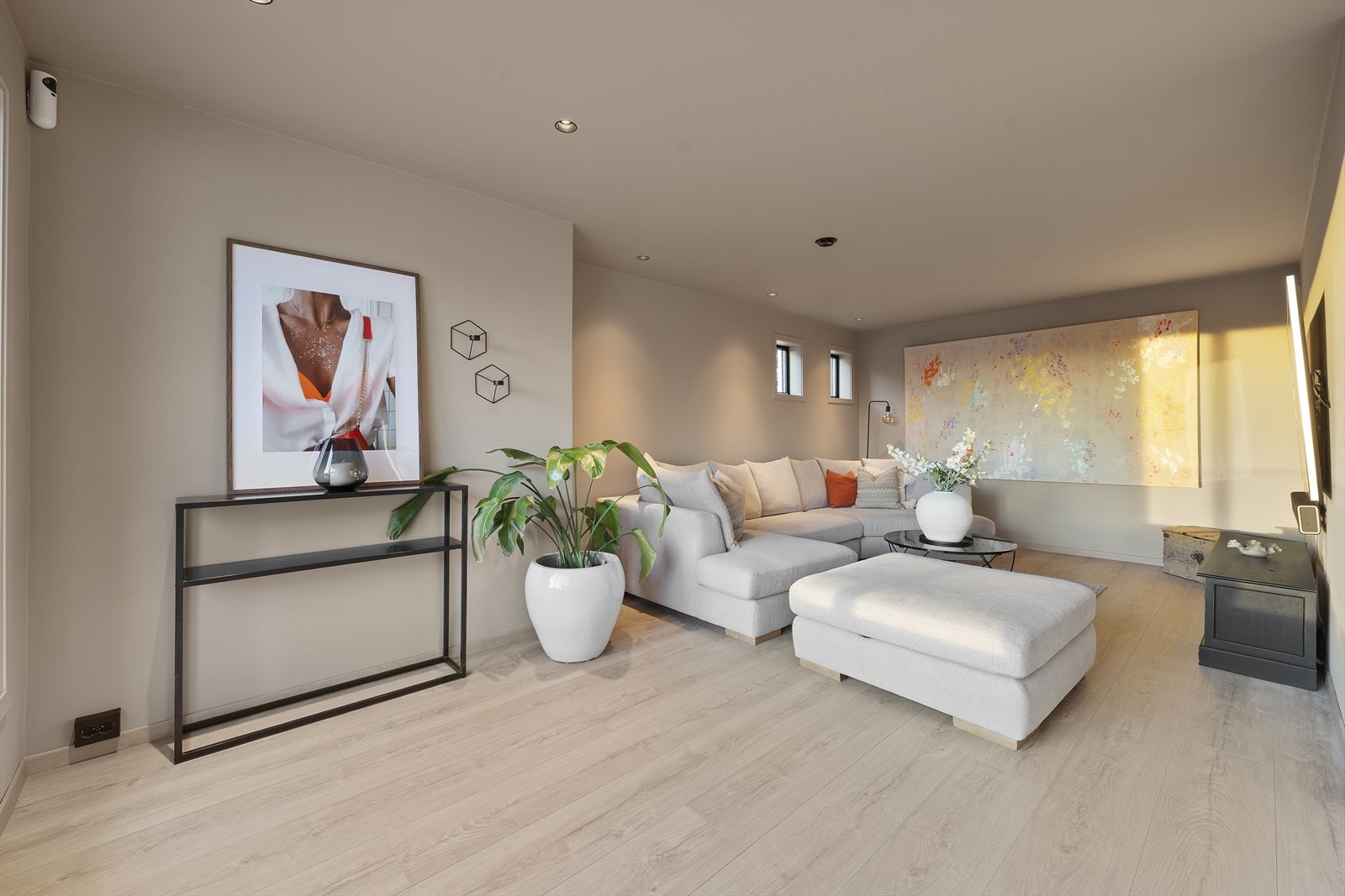 I 2. etasje finner du loftstue, bod/garderobe og meget romslig hovedsoverom med privat bad Galleribilde