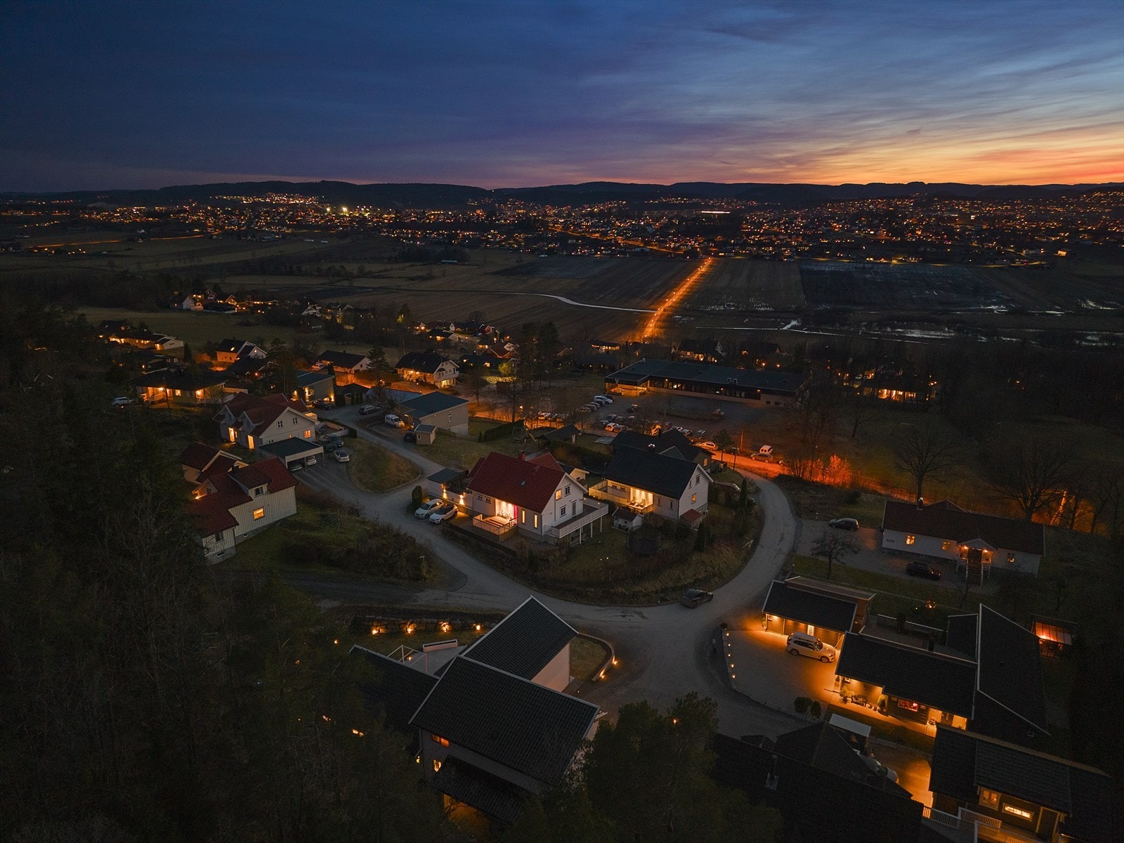 Eiendommen ligger i et svært ettertraktet og familievennlig boligfelt på Sneltvedt, hvor du får den fine kombinasjonen av nærhet til marka og kort vei til det meste Galleribilde