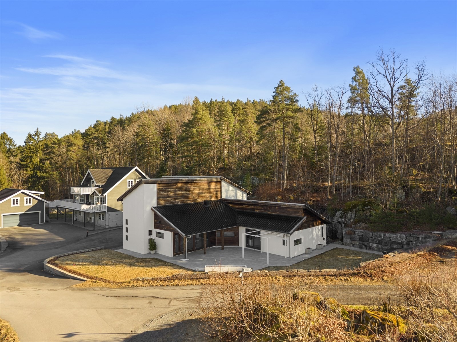 Hagen og den flislagte terrassen er solrik vendt mot sør og vest. Det går en tursti/joggesti på baksiden av eiendommen. Galleribilde