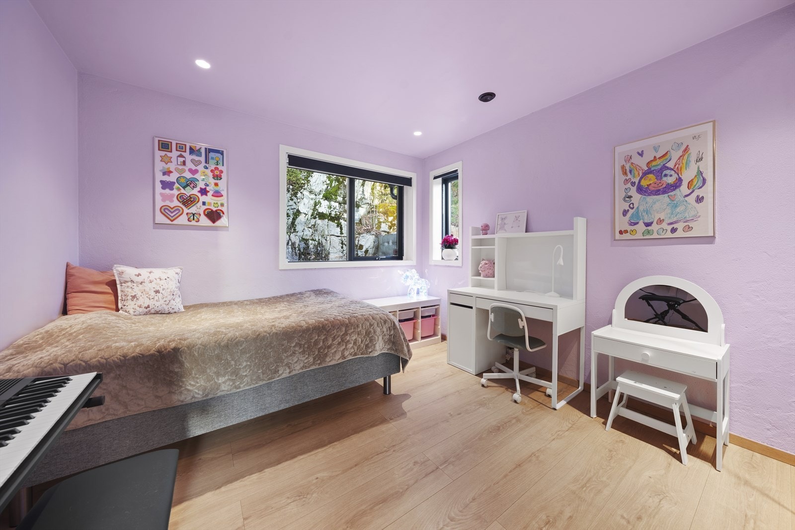 Soverom I - Det ene soverommet er malt en lilla farge. Galleribilde