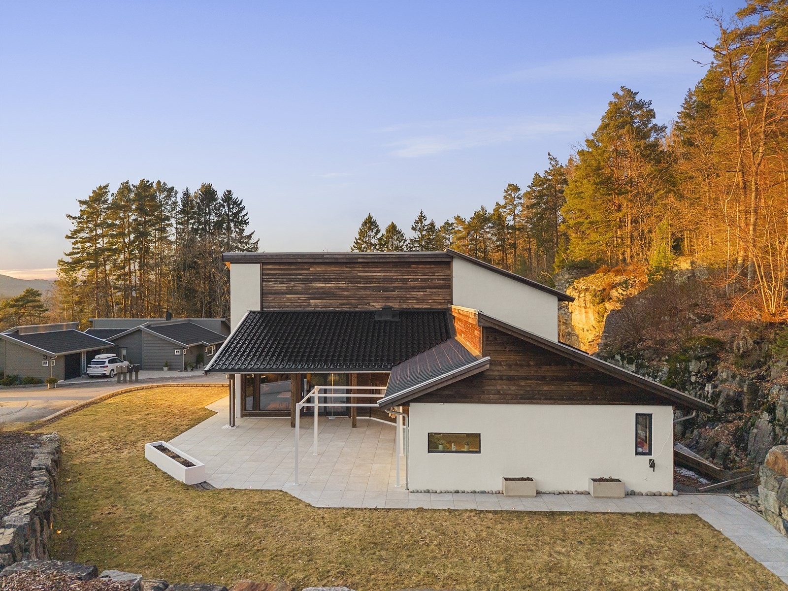 Tomten er planert og mot nabo i sør er det natursteinsmur Galleribilde