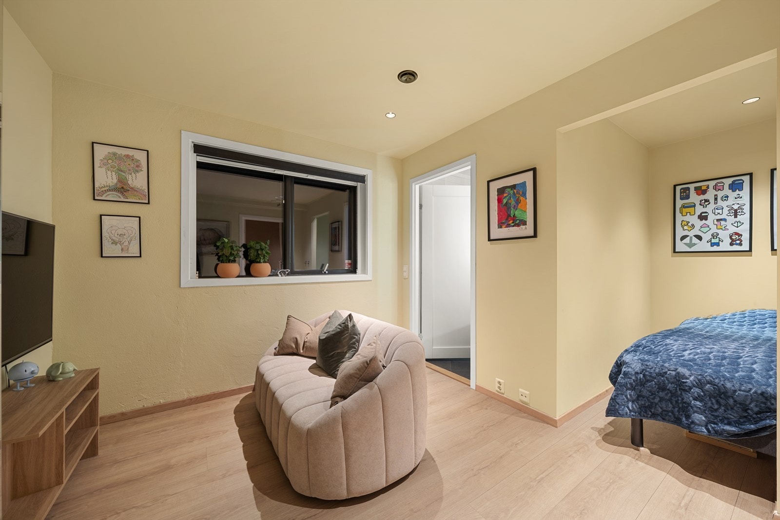 Soverom III - Det tredje soverommet i etasjen brukes i dag som ungdomsdel/soverom. Rommet gir flere muligheter og har et eget, praktisk bad. Alkoven kan også innredes som en walk-in-løsning. Galleribilde