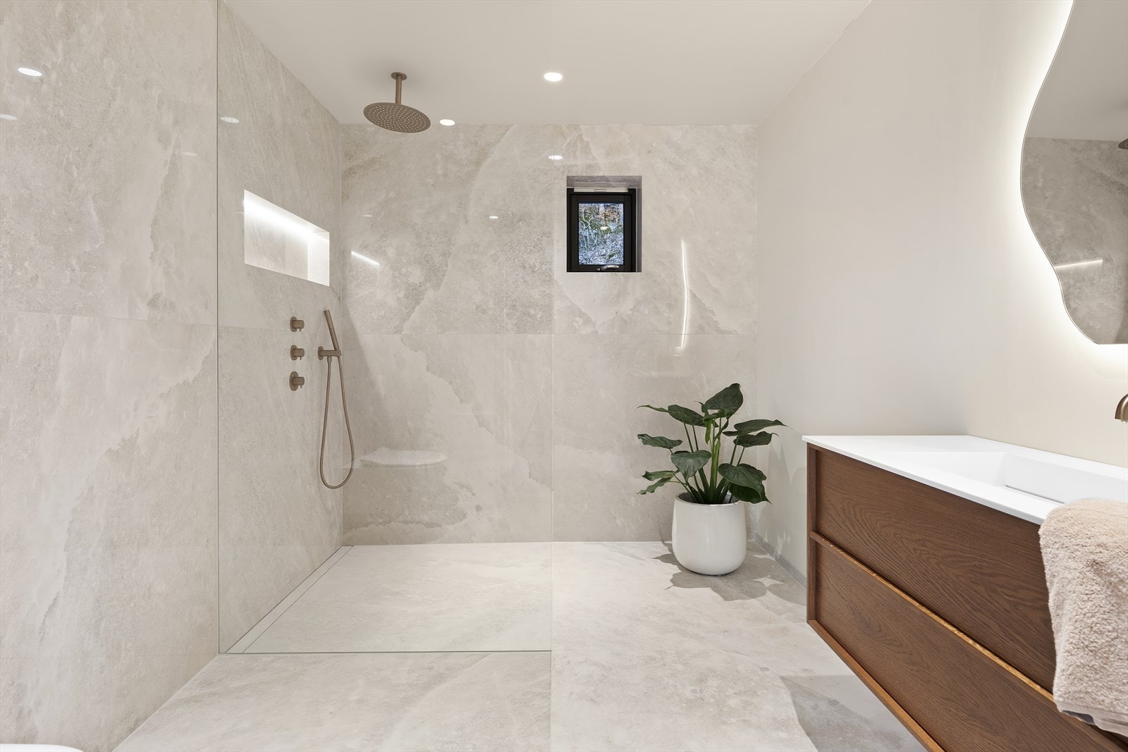 Badet tilknyttet hovedsoverommet er nyrenovert (2026) med store moderne fliser - Rommet har dusjhjørne, vegghengt toalett og baderomsinnredning Galleribilde