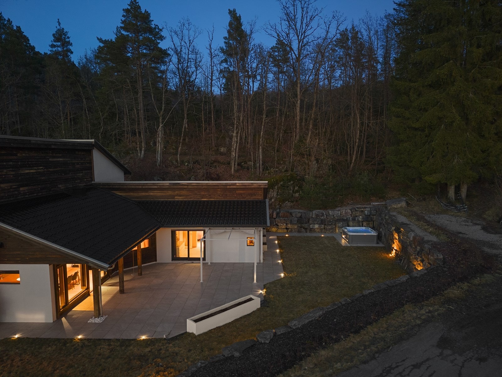 Legg spesielt merke til den integrerte belysningen og den flislagte stien frem til Jacuzzi Galleribilde