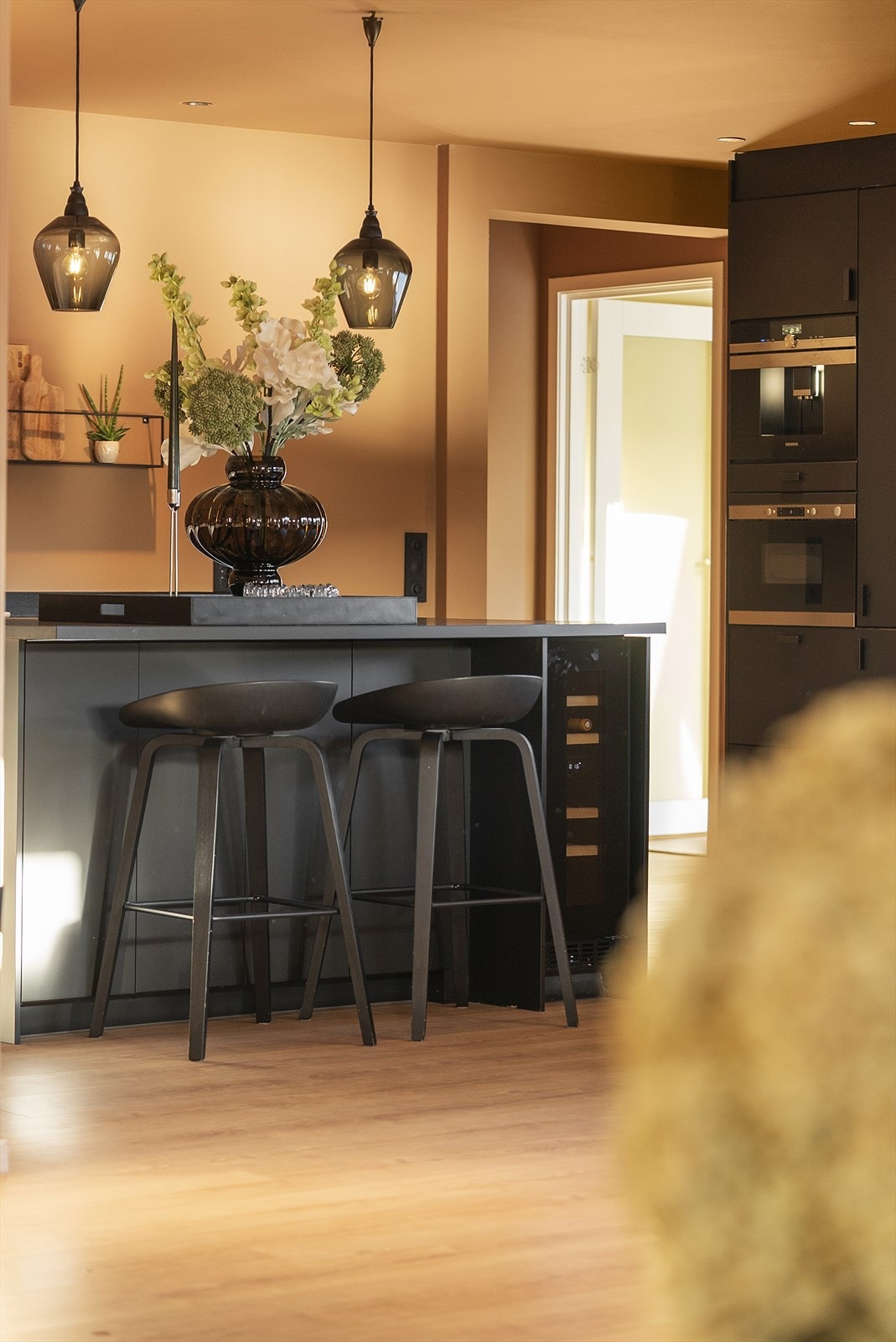 Kjøkkenet ligger i moderne åpen løsning og midt i rommet finner du kjøkkenøy med barløsning Galleribilde