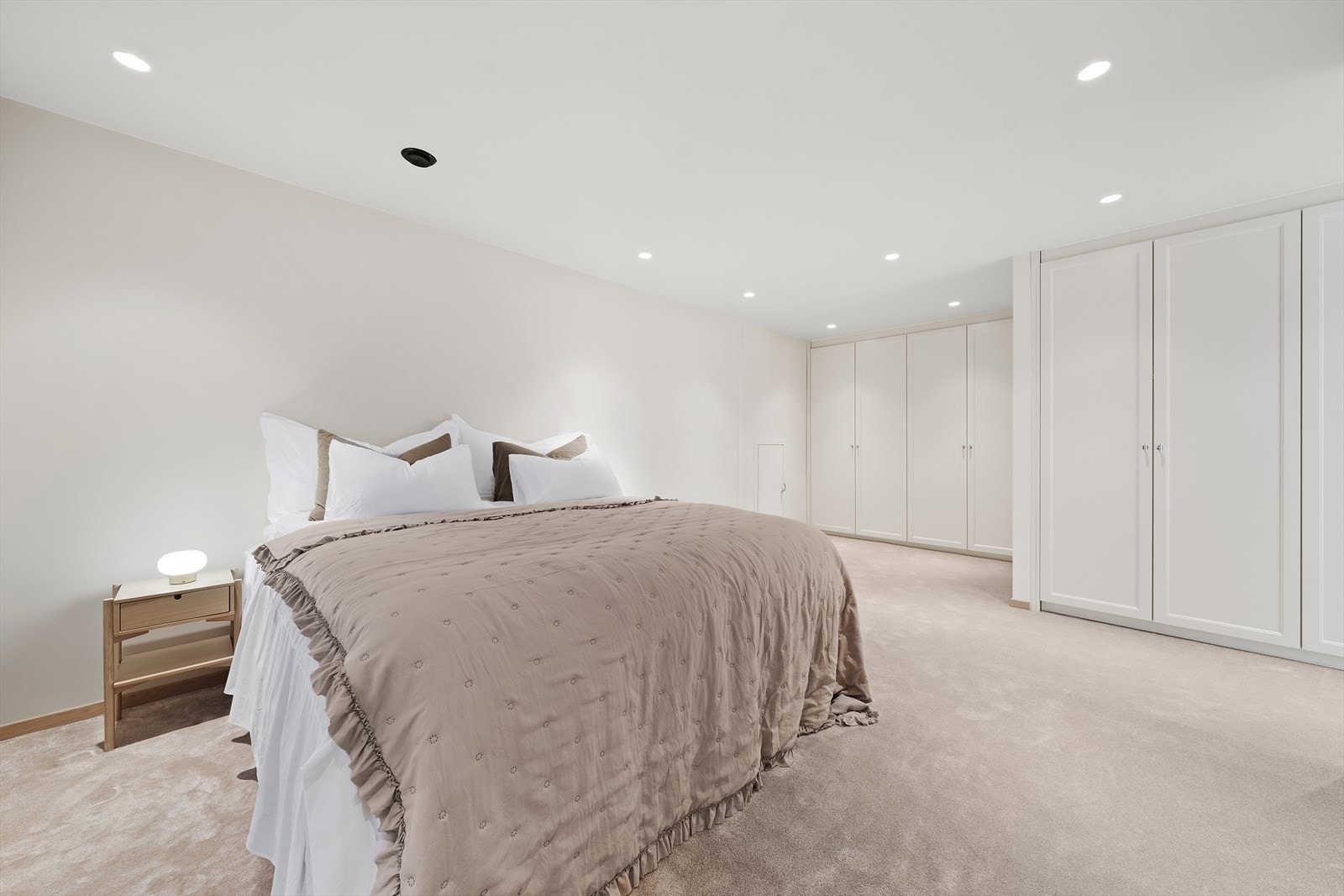 Soverom IV - Hovedsoverommet er utført med teppegulv, lysmalte overfalter og plassbygde skap i klassisk utseende Galleribilde