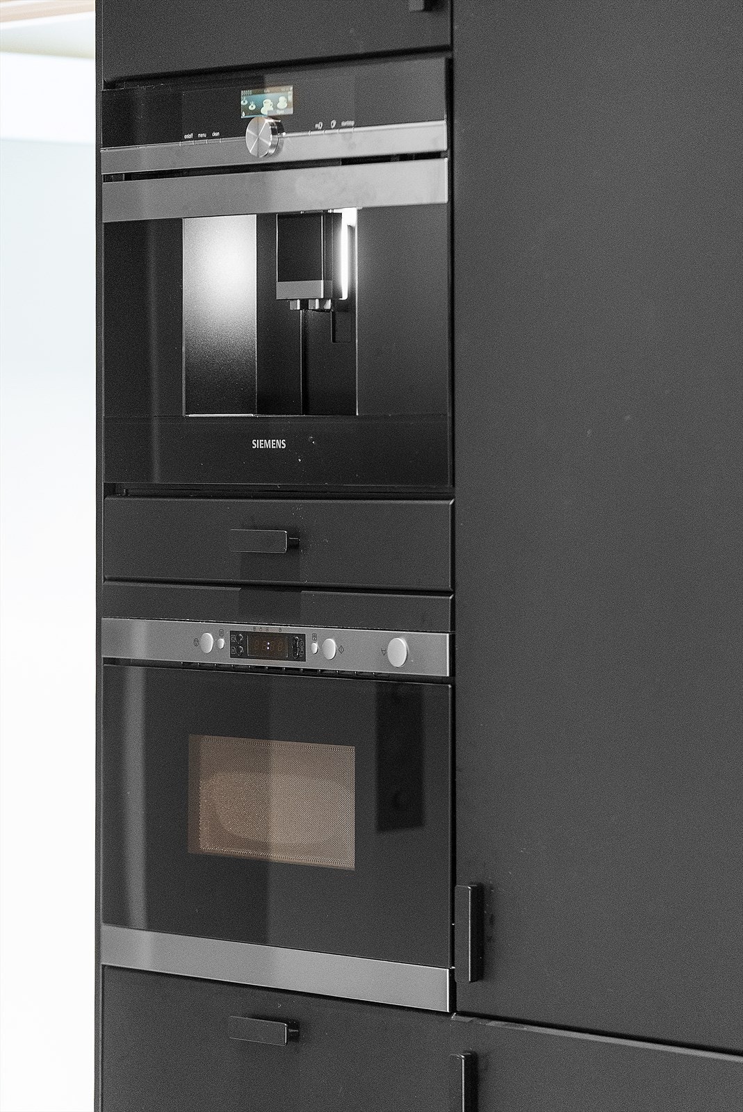 De integrerte hvitevarene medfølger og består av kaffemaskin, mikrobølgeovn, stekeovn, koketopp, oppvaskmaskin, kjøleskuff og vinskap Galleribilde