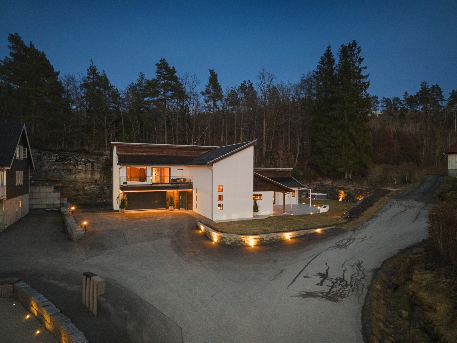 DNB Eiendom v/Bård Betten-Øyane presenterer en vesentlig oppgradert enebolig med flott arkitektur, moderne standard og ettertraktet beliggenhet Galleribilde