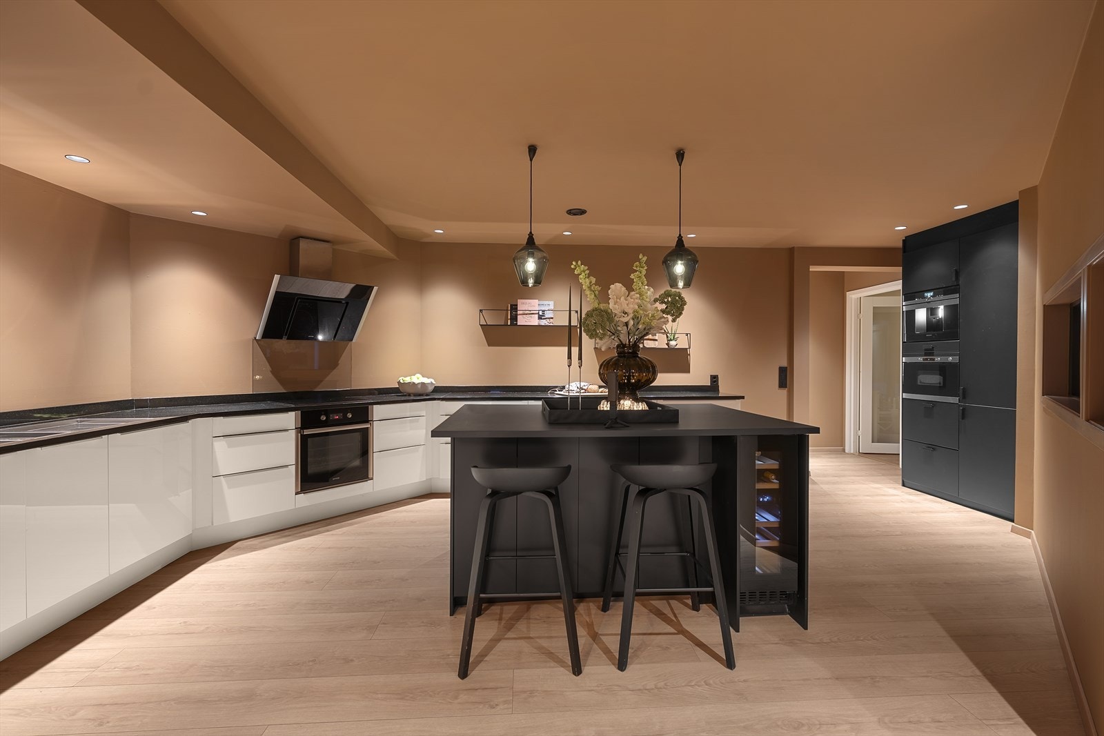 Kjøkkeninnredningen er utført med ekte glassfronter og benkeplate av naturstein - Kjøkkenøy og stort høyskap er montert i 2021 Galleribilde