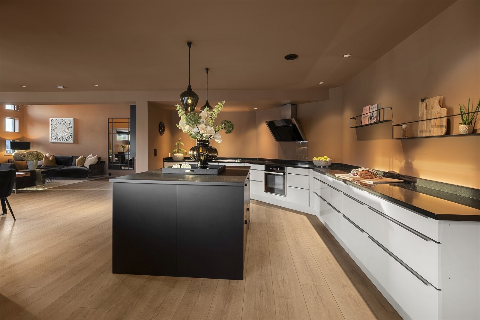 Med mye skap- og benkeplass er dette et ideelt kjøkken for hobbykokken Galleribilde