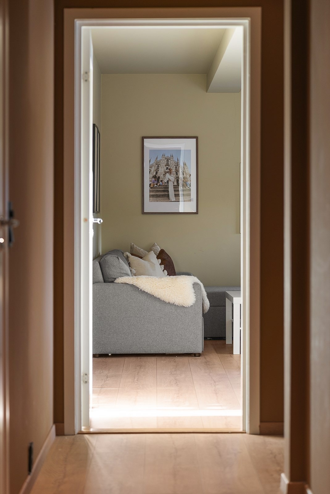 Innenfor kjøkkenet finner du en ekstra stue, utmerket som TV-stue eller oppholdsrom for ungdommen i huset Galleribilde