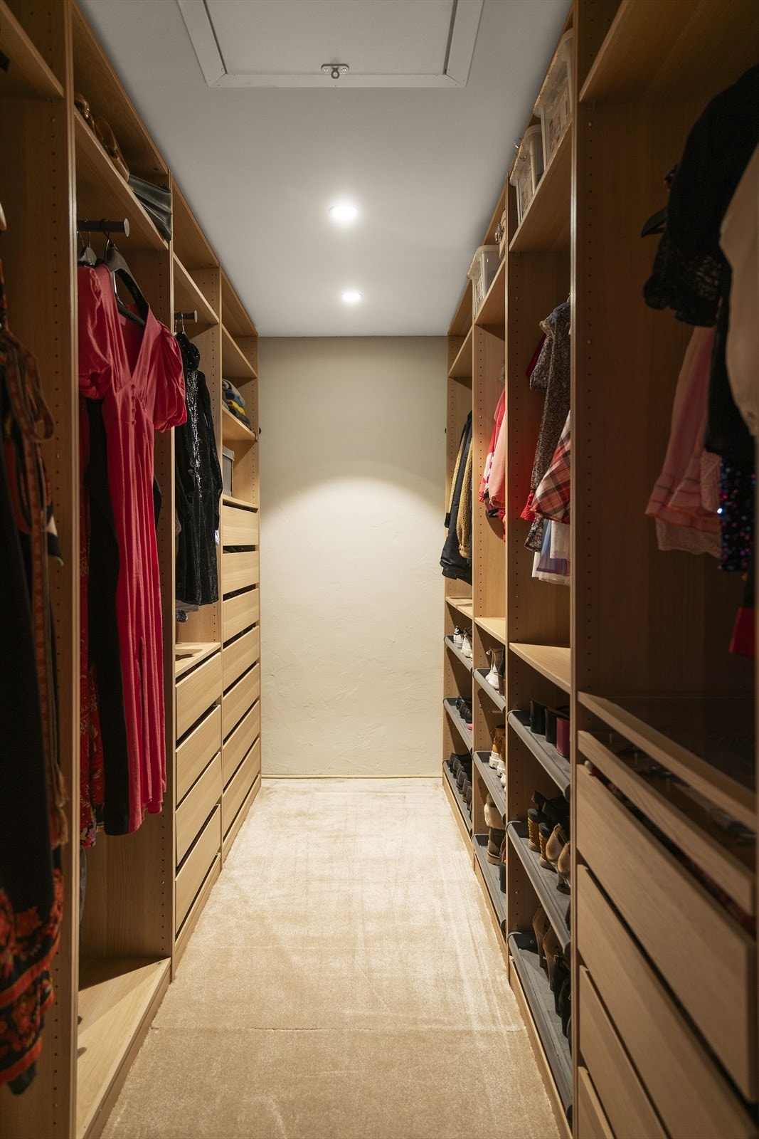 Bod/garderobe utstyrt med garderobesystem Galleribilde