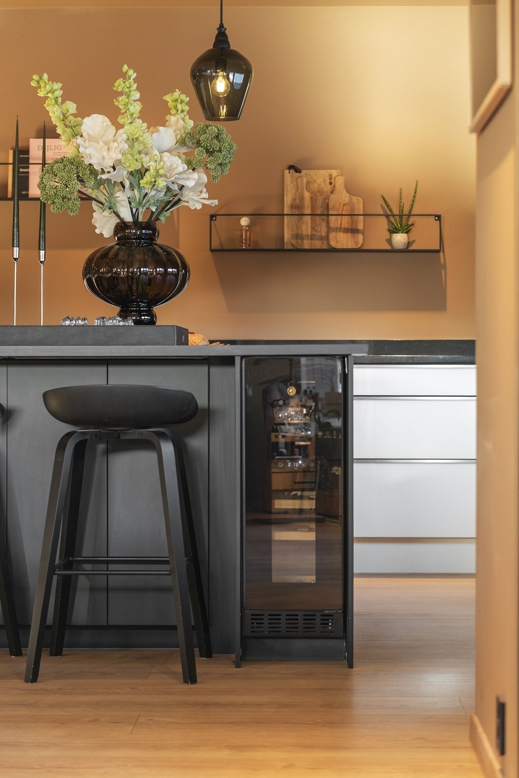 Det er også integrert vinskap i kjøkkenøya som sørger for at vinen alltid er klar og riktig temperert Galleribilde