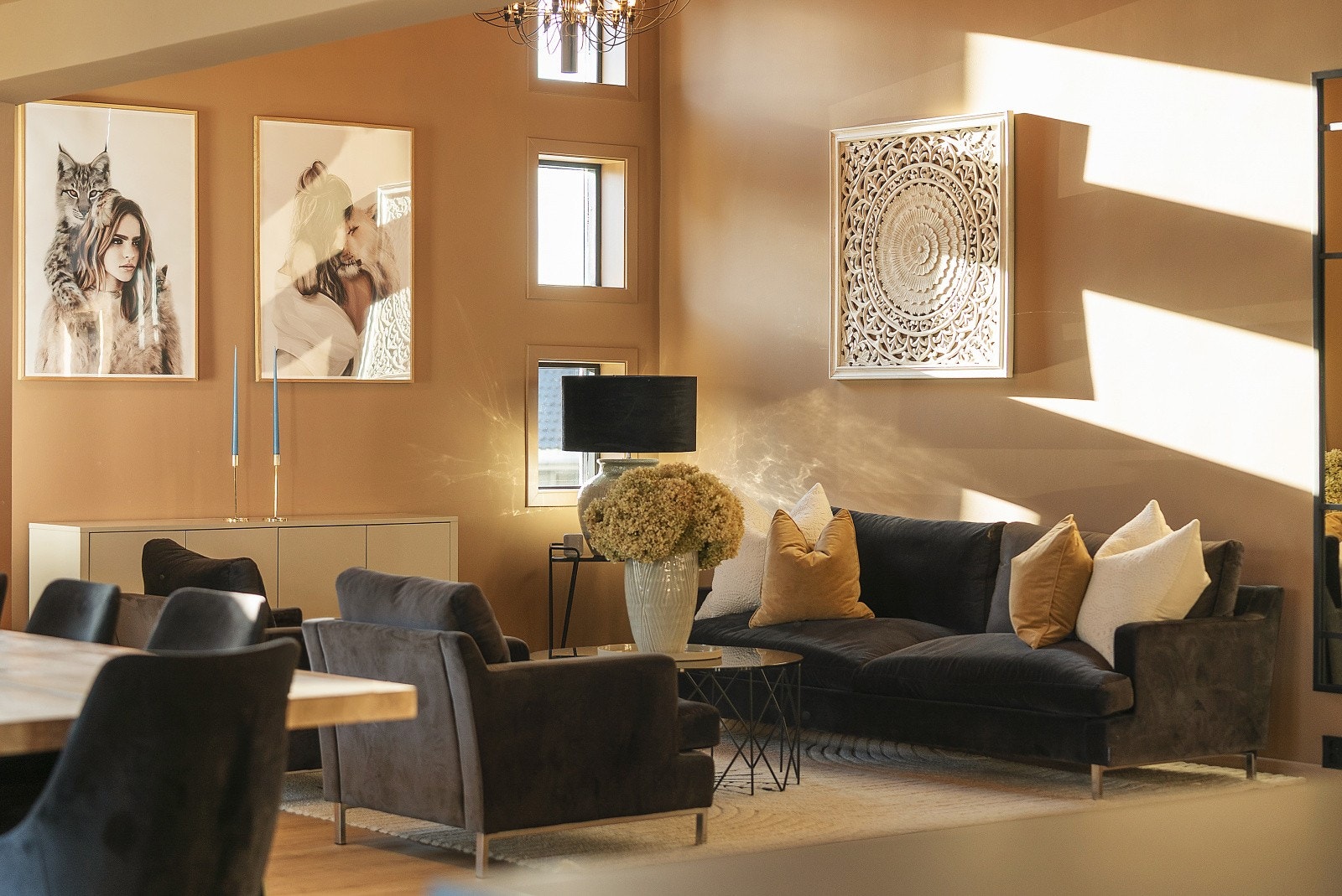 Det er gjennomtenkte vindusløsninger med flere små vindusflater i hovedstuen og store vinduer i spisestuen Galleribilde