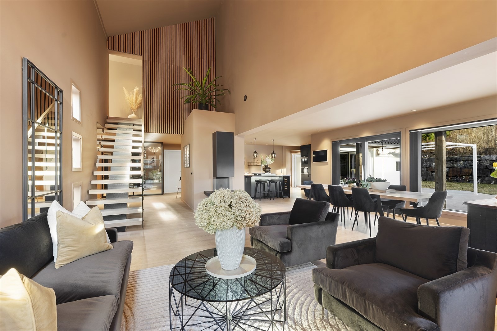 Legg merke til detaljer som spilevegg mot 2. etasje og utstrakt bruk av sorte detaljer (stikkontakter, lysbrytere, solskjerming m.m.) Galleribilde