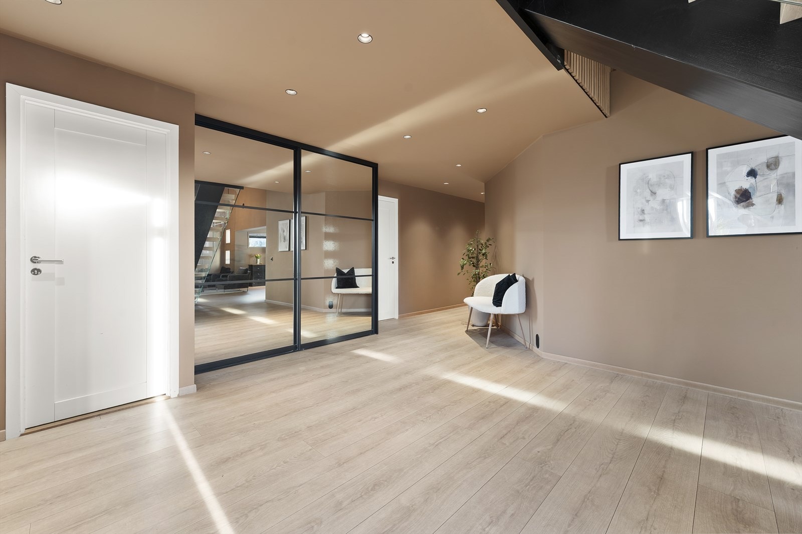 Du ønskes velkommen inn i en svært innbydende hall utstyrt med speilgarderobe - I tilknytning til hallen finner du vaskerommet, som også har videre gjennomgang til garasjen Galleribilde