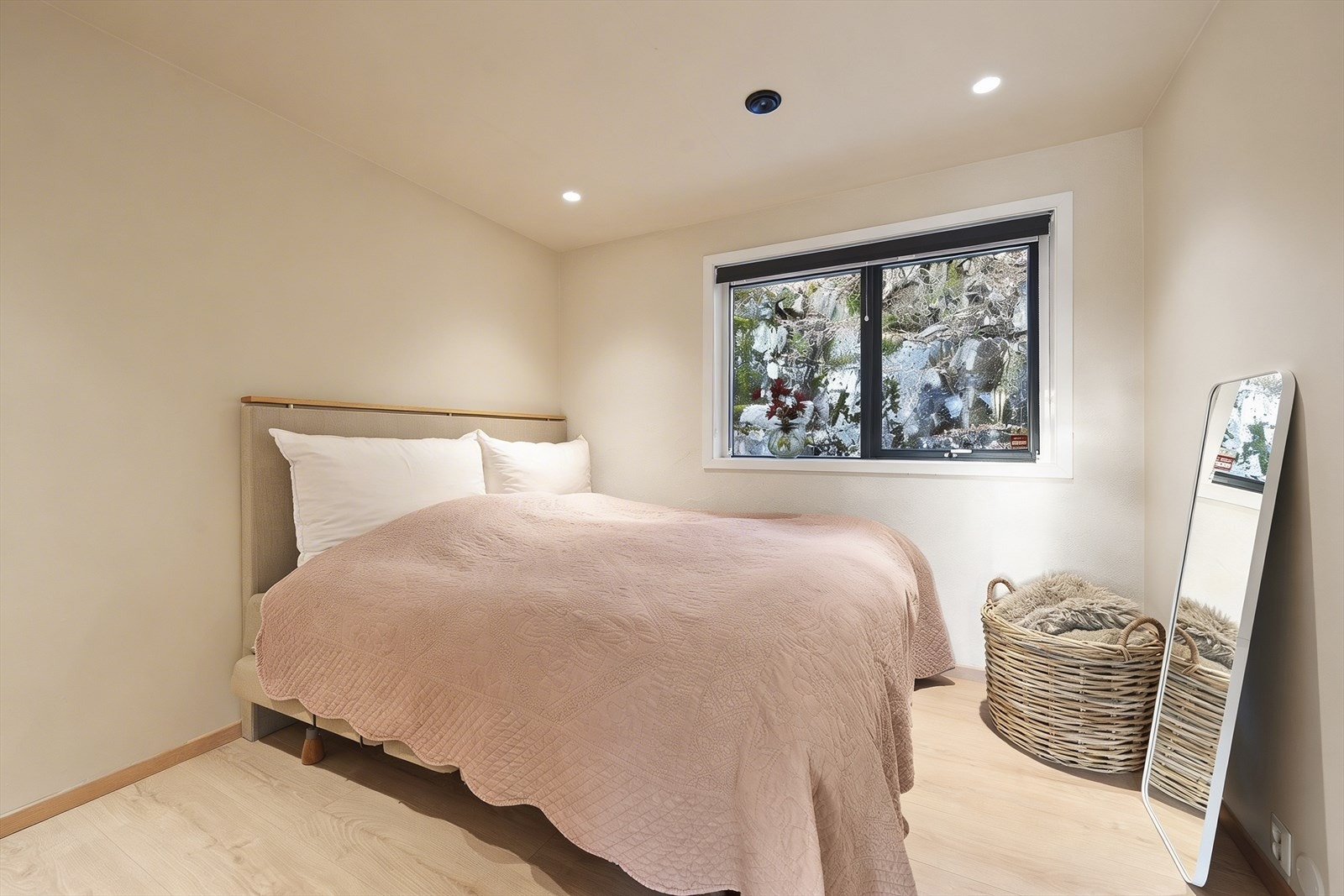 Soverom II - Det andre er mer nøytralt med lysmalte overflater Galleribilde