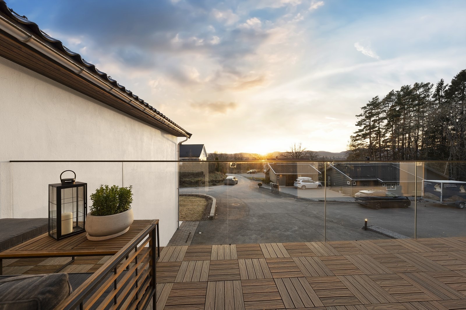 Rekkverket i glass sørger for utsikt selv sittende Galleribilde