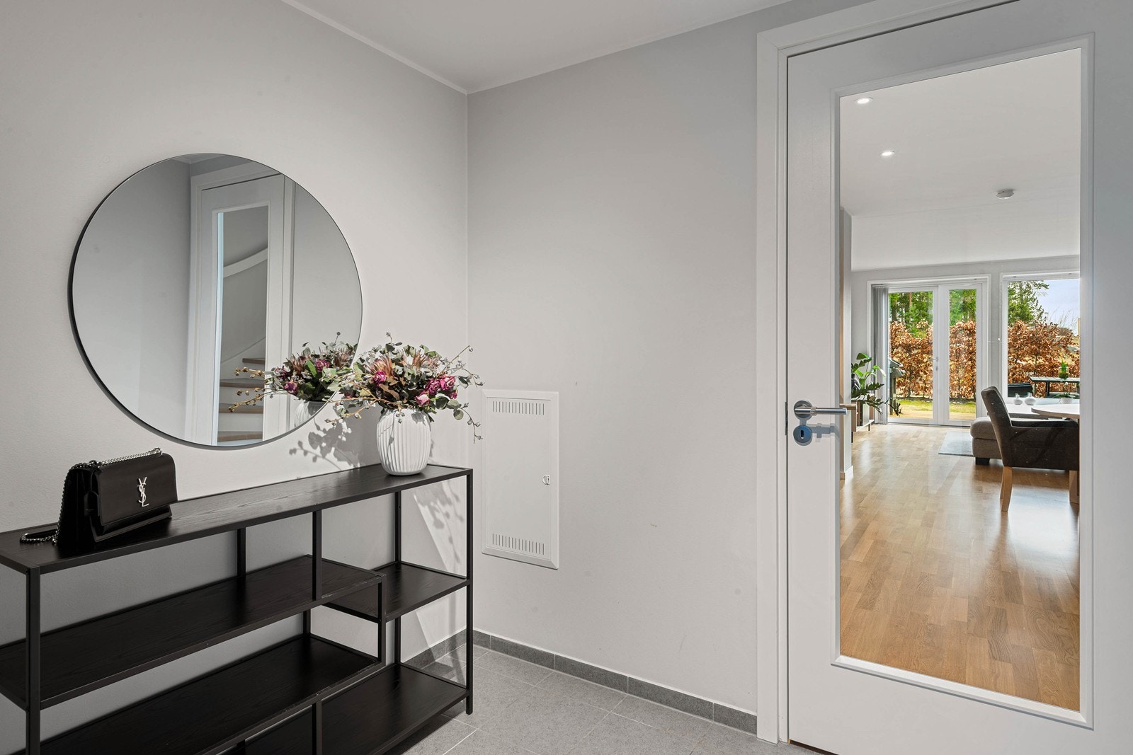 Entre med dør til vindfang. Vannbåren varme Galleribilde