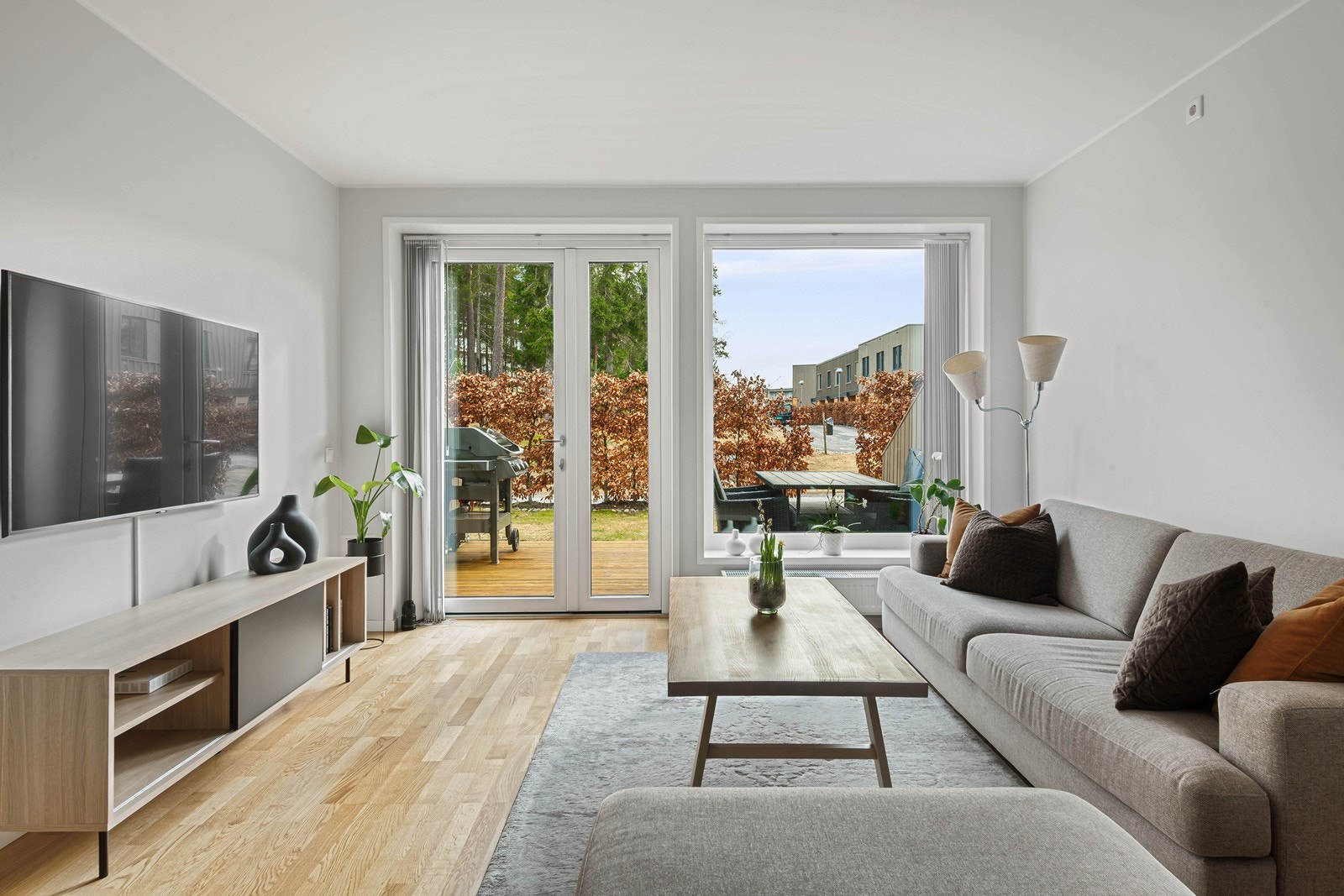 Stue med utgang til markterrasse og hageflekk Galleribilde