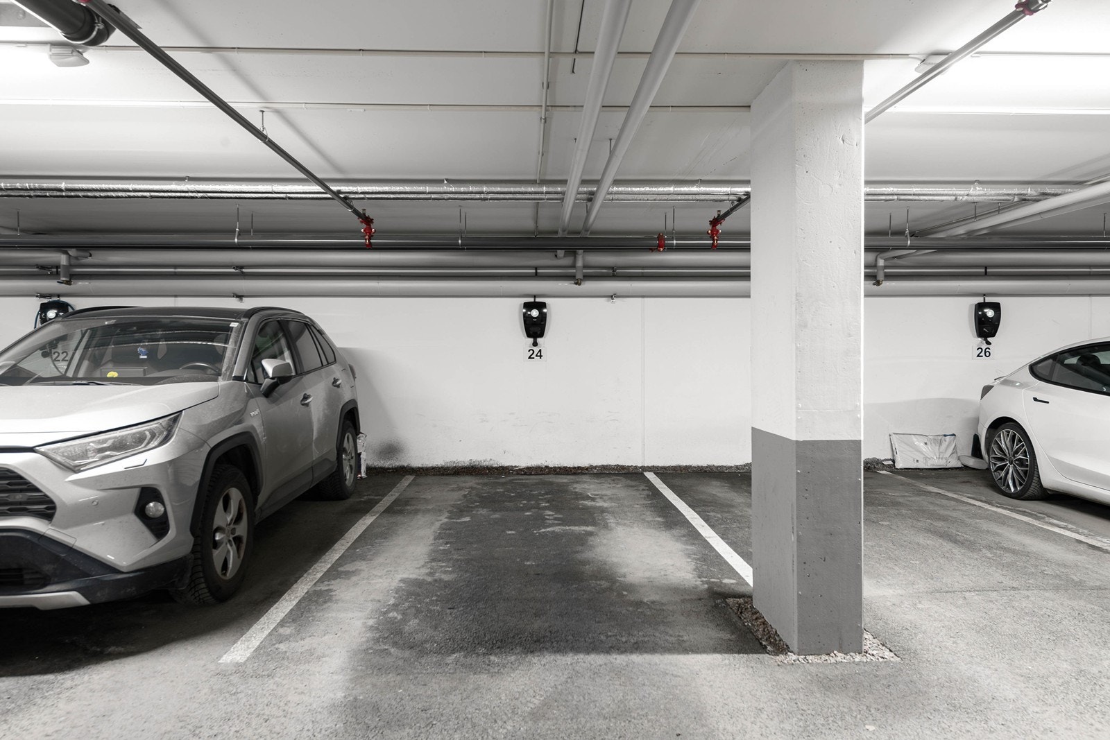 Det følger med biloppstillingsplass med lader i samme bygg som boligen Galleribilde