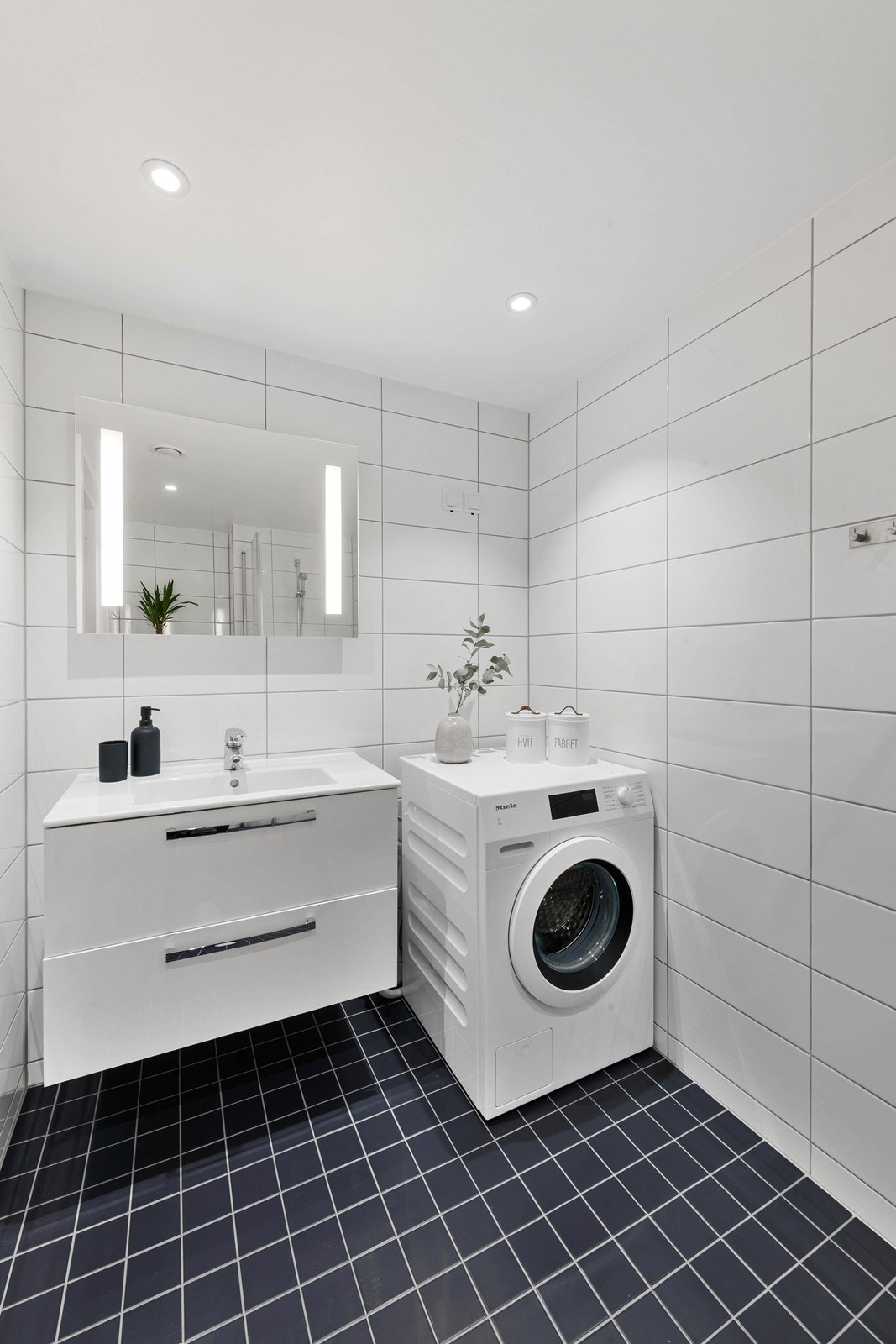 Boligen har bad med dusj og wc både oppe og nede Galleribilde