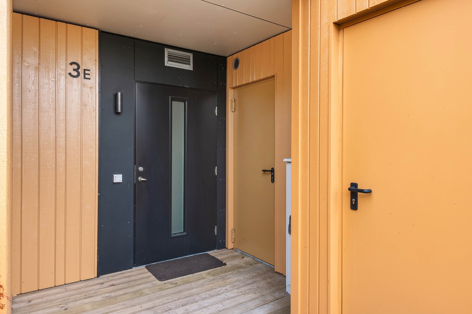 Egen inngang og egen bod. + teknisk bod hvor fjernvarmesentralen ligger ved inngangsparti Galleribilde