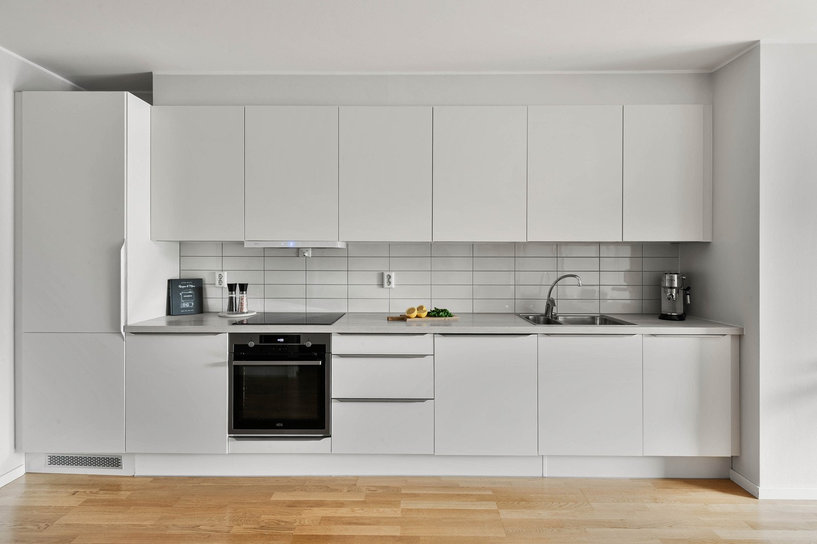 Kjøkken med stilren innredning fra HTH Galleribilde