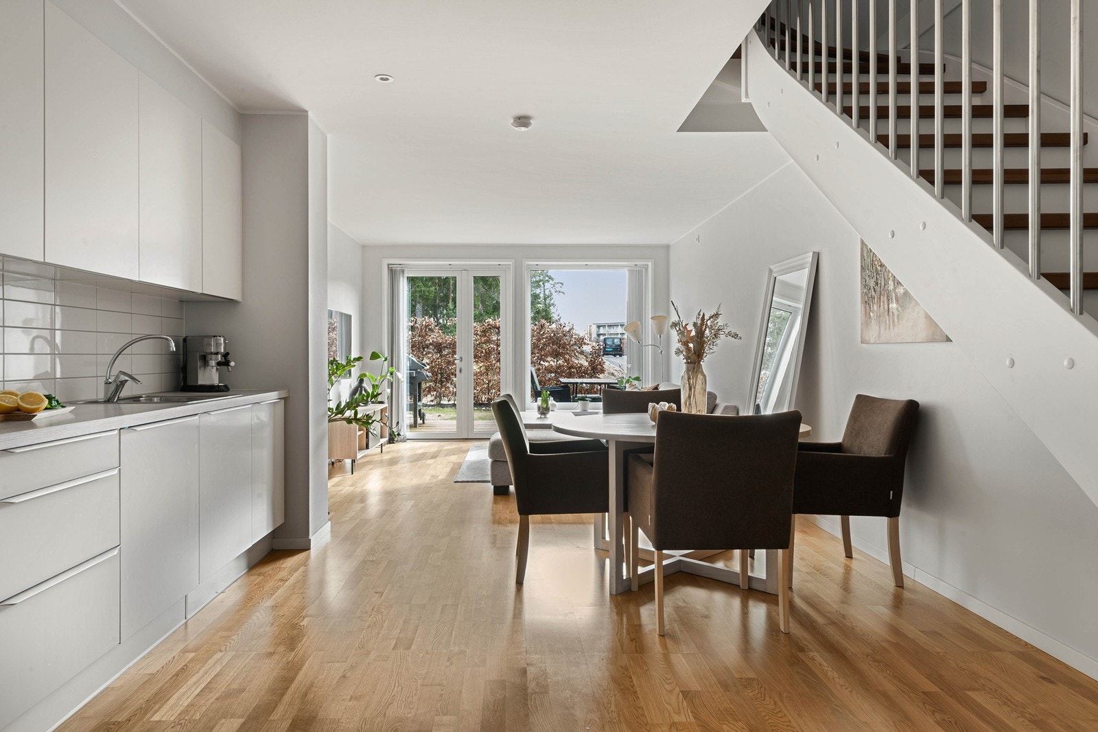 God løsning med kjøkken, spiseområde, stue og terrasse på samme plan Galleribilde