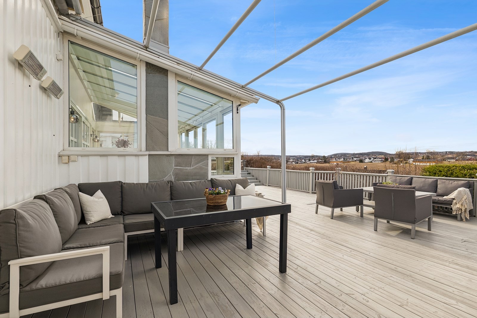 Her er det flere soner for sittegrupper, og en vidstrakt utsikt over landskapet. Galleribilde