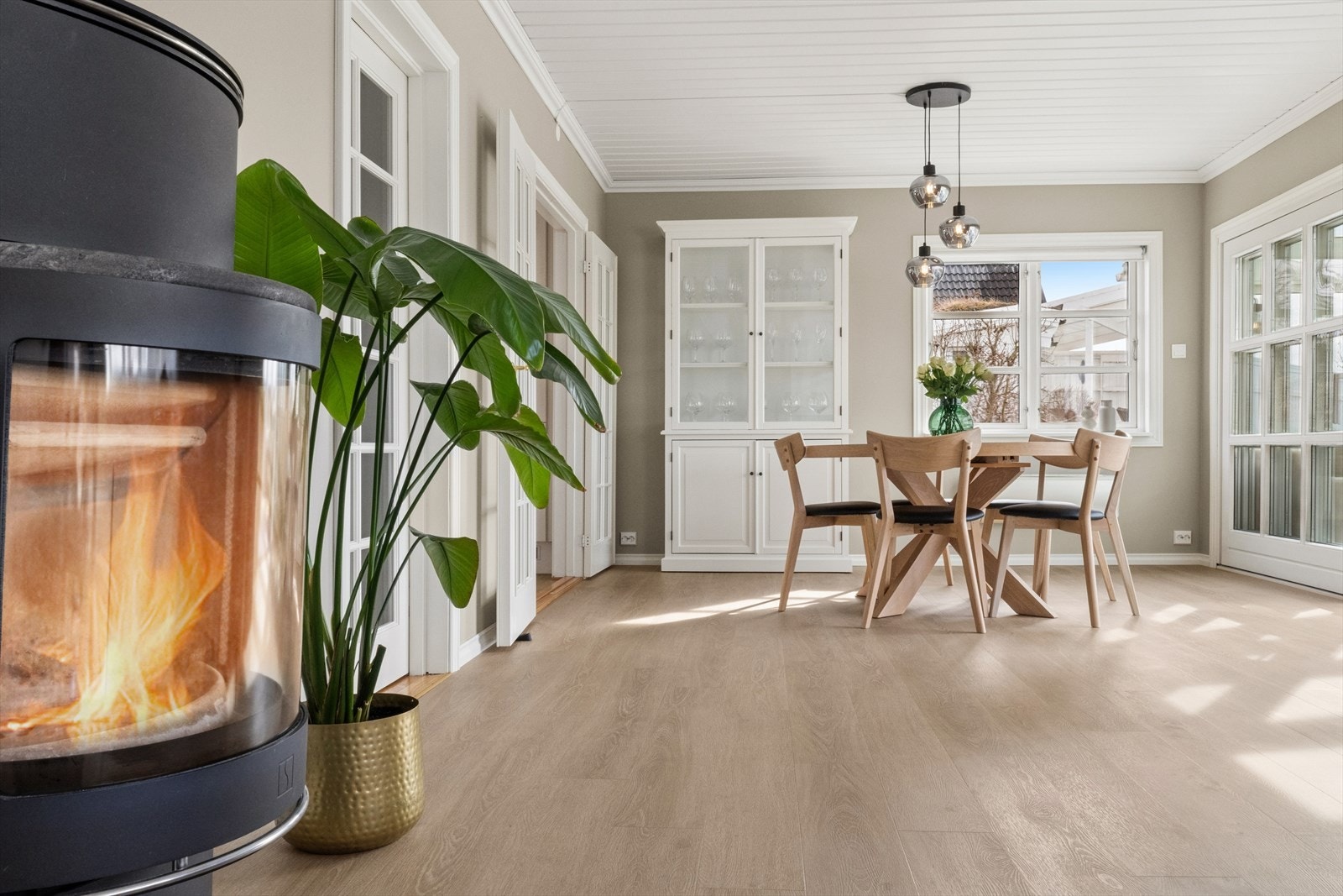 Peisovnen i stuen gir ekstra varme og hygge. Pipen ble rehabilitert med nytt røykrør i 2025. Galleribilde