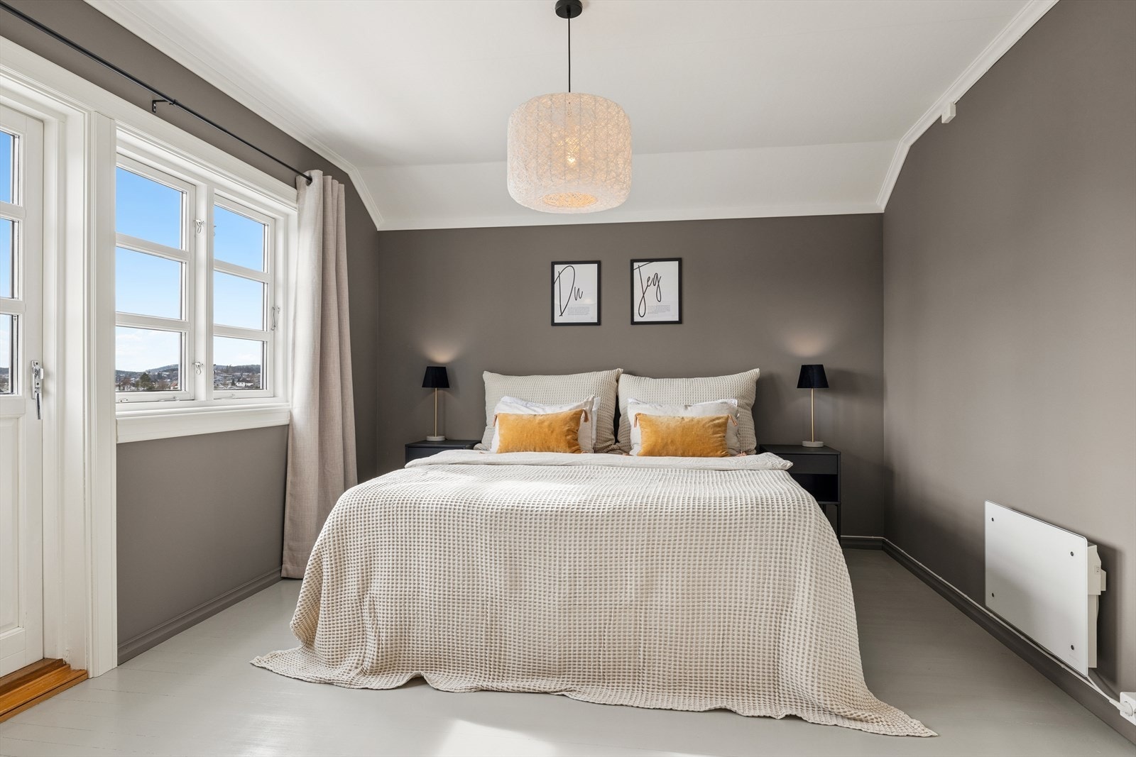 Hovedsoverommet har god plass til dobbeltseng og utgang til en egen balkong på 2 m². Galleribilde