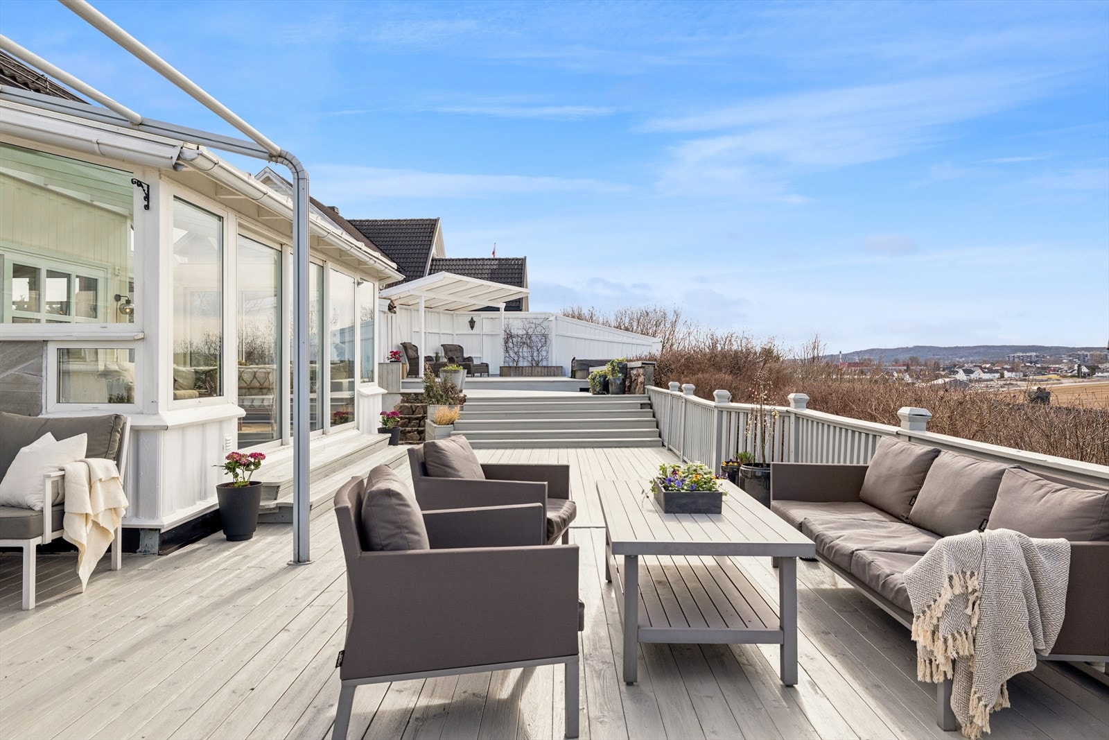 Terrassen er delt i flere nivåer, noe som skaper en uteplass med flere soner. Galleribilde