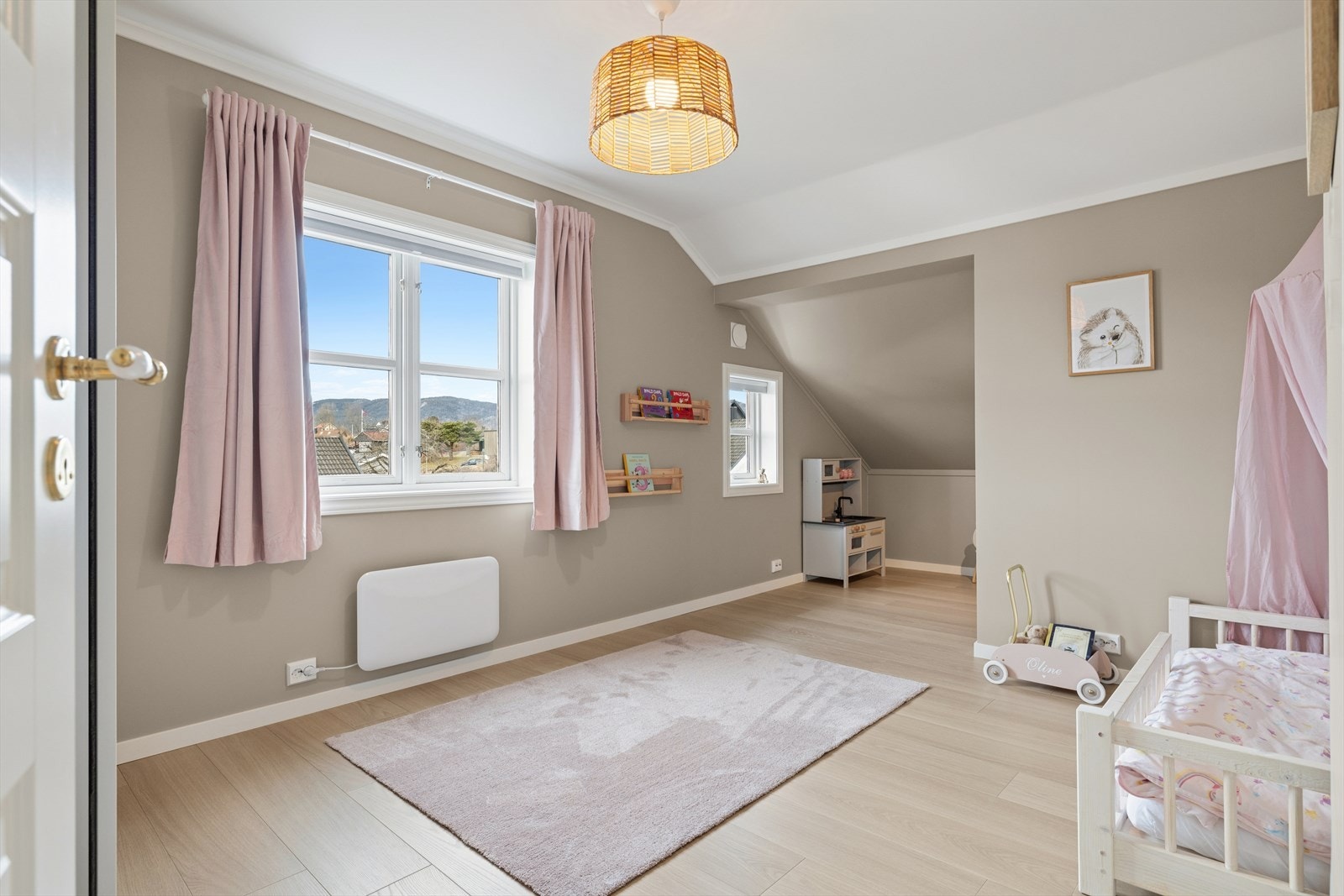 Romslig soverom 2. Deler av rommet er ikke godkjent som soverom. Galleribilde