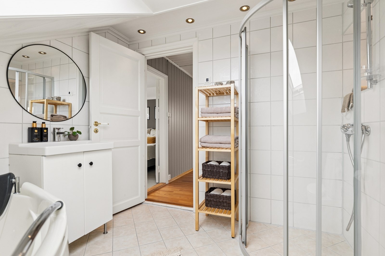 I tillegg til badekaret har badet et separat dusjhjørne og mekanisk avtrekksvifte i himlingen. Galleribilde